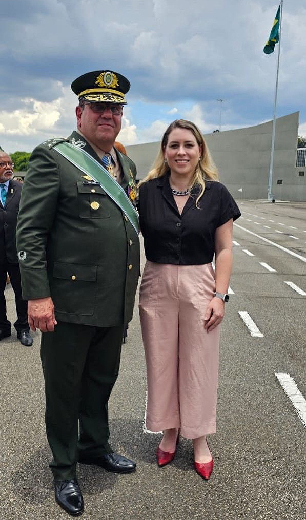Susanna do Val com o general de Exército Guido Amin Naves Susanna do Val com o general de Exército Guido Amin Naves